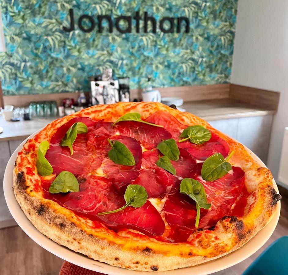 Jonathan Bed&Pizza Komárom Exterior foto